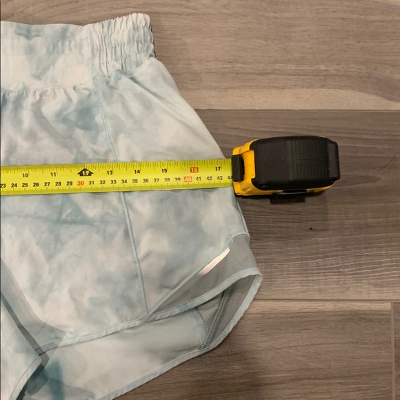 Lululemon "Hotty Hot" high-rise short with 4" inseam (size 6) - Picture 7 of 7